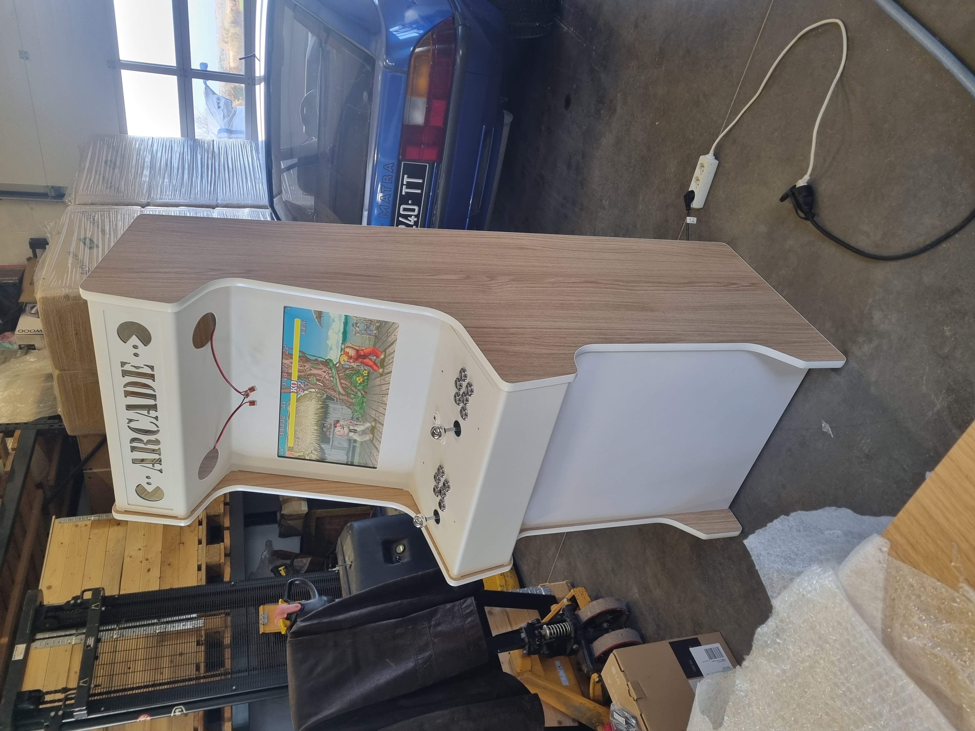 Borne arcade en cours de fabrication