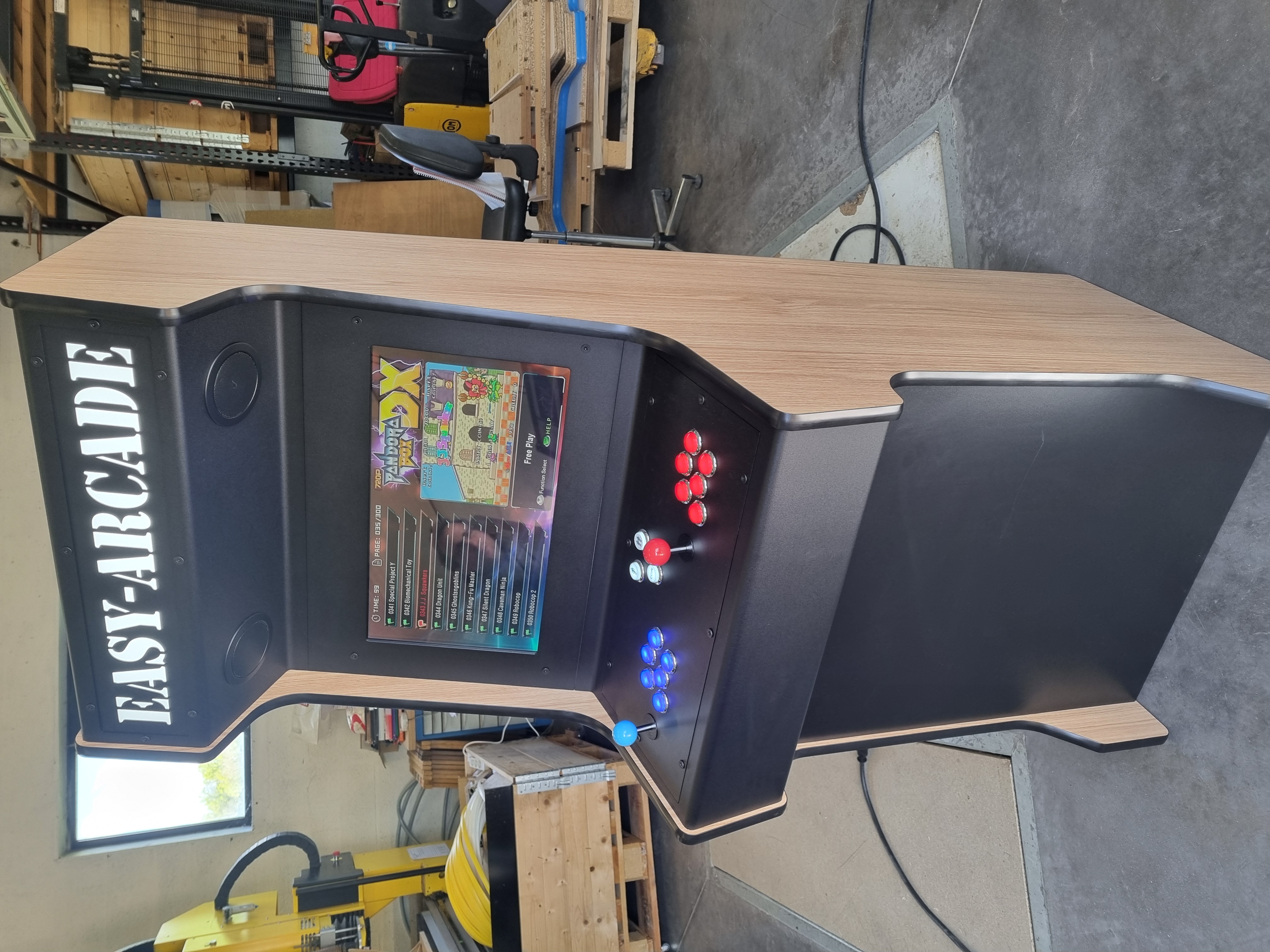 Borne arcade noire avec plan de travail bois